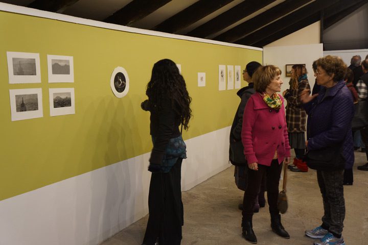 מבקרים בתערוכה "סיגל צברי: סינקופה" (2016)